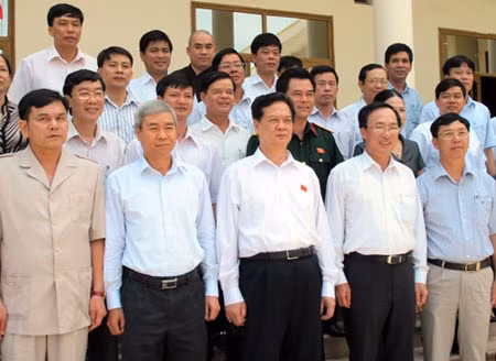 Thủ tướng Nguyễn Tấn Dũng và các cử tri tại buổi tiếp xúc. Ảnh: Đăng Hùng.