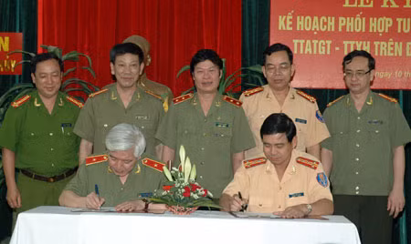 Trung tướng, nhà văn Hữu Ước, Phó Tổng cục trưởng Tổng cục XDLL-CAND và các đại biểu chứng kiến lễ ký kế hoạch phối hợp tuyên truyền bảo đảm TTATGT - TTXH trên đường thủy.