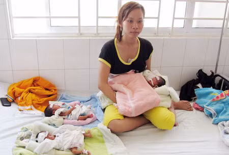 Chị Xuyên và 3 đứa con nhỏ tại bệnh viện.