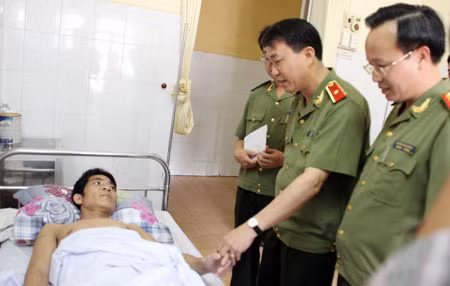 Thiếu tướng Trần Bá Thiều, Tổng cục trưởng Tổng cục Xây dựng lực lượng CAND thăm hỏi Trung úy Lò Văn Hồng.