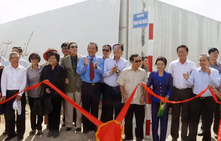 Đồng chí Trương Hòa Bình, Bí thư TW Đảng, Chánh án TAND tối cao thực hiện nghi thức gắn bảng đường mang tên đồng chí Trương Văn Bang.