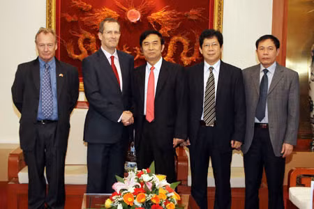 Thượng tướng Đặng Văn Hiếu, Thứ trưởng Thường trực Bộ Công an; ông Antony Stokes, Đại sứ đặc mệnh toàn quyền Vương quốc Liên hiệp Anh và Bắc Ireland tại Việt Nam và các đại biểu tại buổi tiếp. Ảnh: Hiếu Quỳnh.