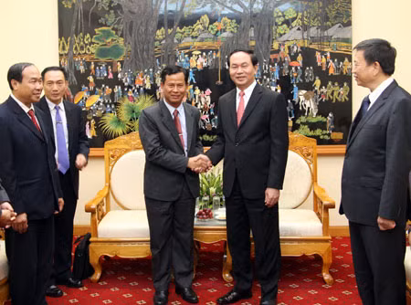 Thượng tướng Trần Đại Quang, Ủy viên Bộ Chính trị, Bộ trưởng Bộ Công an Việt Nam; Trung tướng Tô Lâm, Ủy viên Trung ương Đảng, Thứ trưởng Bộ Công an Việt Nam; đồng chí Kong Thon Phongvichit, Thứ trưởng Bộ An ninh Lào cùng các đại biểu tại buổi tiếp.