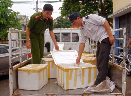 Nội tạng lợn thối bị Cảnh sát Môi trường, Công an Quảng Bình thu giữ sáng 27/4.
