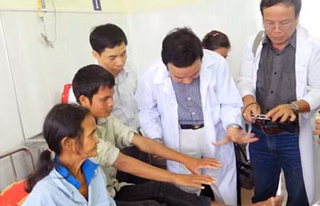 Khám bệnh cho bà con ở vùng có dịch bệnh.