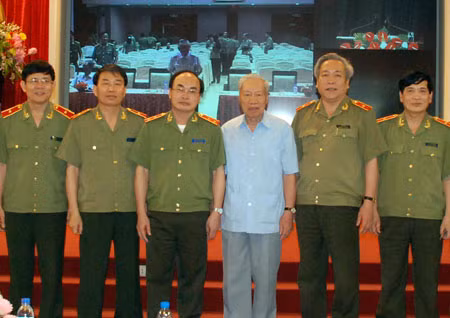 Trung tướng Bùi Quang Bền, Ủy viên Trung ương Đảng, Thứ trưởng Bộ Công an; Thiếu tướng Trần Bá Thiều, Tổng Cục trưởng Tổng cục XDLL CAND cùng các đại biểu dự hội nghị.