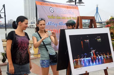 Du khách trong nước và quốc tế được mãn nhãn và vô cùng thích thú khi tham dự triển lãm pháo hoa bên sông Hàn thơ mộng.