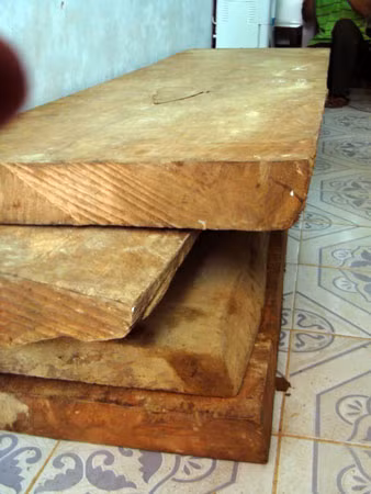 4 tấm gỗ Huê trị giá hơn 10 tỷ đồng do kiểm lâm vườn quốc gia Phong-Kẻ Bàng bắt giữ vào ngày 11/5.