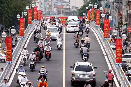 Việc xây dựng các cầu vượt nhẹ góp phần giảm ùn tắc giao thông. Ảnh: Trang Dũng.