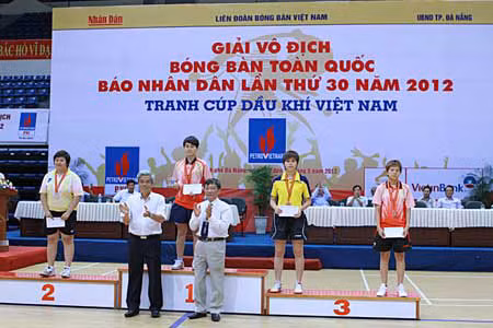 Ban Tổ chức trao giải đơn Nữ cho các VĐV đoạt giải (Ảnh: Hung_hanoi).