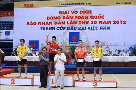 Ban Tổ chức trao giải đơn Nam cho các VĐV đoạt giải (Ảnh: Hung_hanoi).