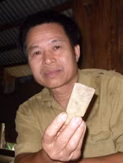 Ông Lương Đình Thi đưa ra chiếc rìu đá ở hang Xá.