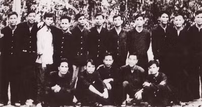 Hàng đứng từ trái sang phải: đồng chí Trần Bạch Đằng, đồng chí Năm Hộ, đồng chí Mười Hải, đồng chí Sáu Bảo, đồng chí Sáu Dân (Võ Văn Kiệt), đồng chí Bẩy Bình (hy sinh), đồng chí Năm Thu (Hoàng Minh Đạo, hy sinh), đồng chí Mười Út (Nguyễn Văn Linh), đồng chí Sáu Tấn, đồng chí Tư Đô (hy sinh), đồng chí Sáu Hoàng (Cao Đăng Chiếm). Hàng ngồi từ bên trái sang phải: đồng chí Hai Xang (hy sinh), đồng chí Hai Phụng, đồng chí Phan Đức (hy sinh), đồng chí Huỳnh Tấn Phát, đồng chí Phạm Khải (Chín Ka, hy sinh). Đồng chí Mai Chí Thọ (cũng là người của Trung ương Cục miền Nam), lúc đó đang là người chụp ảnh, nên không có mặt trong bức hình.