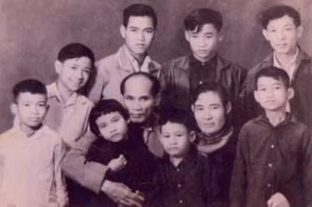 Nhà thơ Lưu Trọng Lư cùng vợ và các con.
