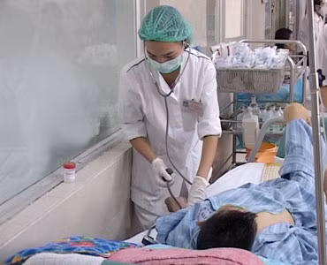 Điều trị bệnh lây nhiễm nguy hiểm tại Bệnh viện Bệnh nhiệt đới Trung ương.