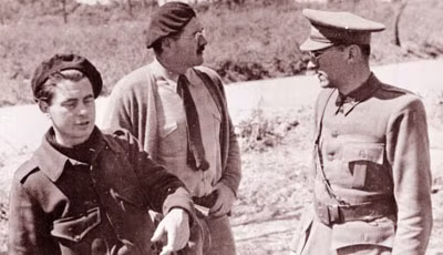Hemingway (đứng giữa) ở chiến trường Tây Ba Nha.