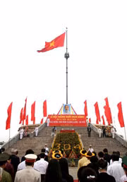 Lễ thượng cờ bên sông Bến Hải trong lễ hội thống nhất non sông (phục dựng cột cờ cũ bên sông giới tuyến).