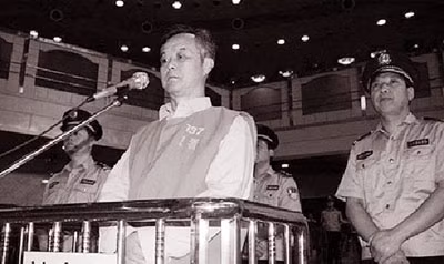 Quan tham trước vành móng ngựa.