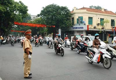 Lực lượng CSGT luôn ứng trực tại các ngã tư trọng điểm. CSCĐ Hà Nội đảm đương chốt chặn kiểm tra an ninh buổi Lễ Khai mạc Đại lễ 1000 năm Thăng Long - Hà Nội.