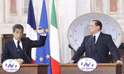 Thủ tướng Italia Silvio Berlusconi (phải) và Tổng thống Pháp Nicolas Sarkozy trong cuộc gặp gỡ tại Roma ngày 26/4.