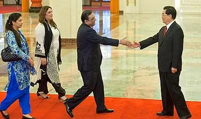Tổng thống Pakistan, Asif Ali Zardari (trái), đi cùng hai con gái, gặp Chủ tịch Trung quốc Hồ Cẩm Đào tại Bắc Kinh ngày 7/7.