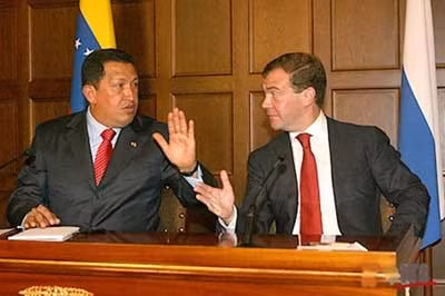 Tổng thống Hugo Chavez (trái) và Tổng thống Dmitry Medvedev.