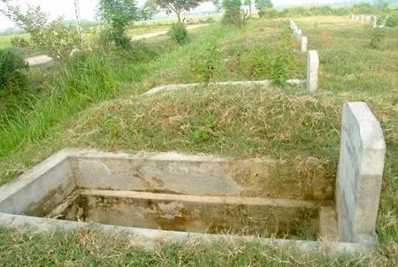 Những ngôi mộ được xây sẵn cho người còn sống.