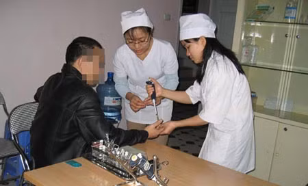 Lấy mẫu máu để xét nghiệm ADN.