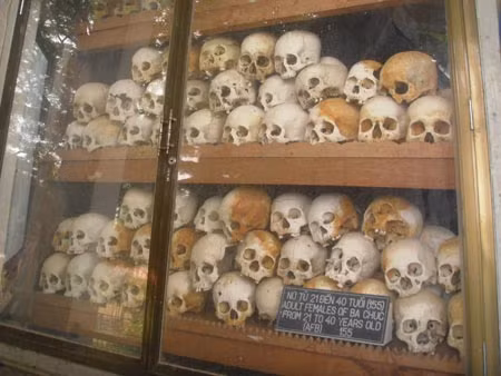 Nhà mồ Ba Chúc.