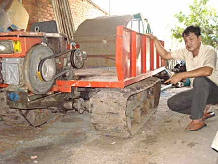 Máy liên hợp lên luống, chặt hom, trồng, phun thuốc, làm cỏ và thu hoạch khoai mì do anh Hải chế tạo.