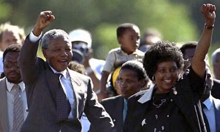 Ông Mandela và bà vợ hai Winnie năm 1990 sau khi ông được trả tự do.