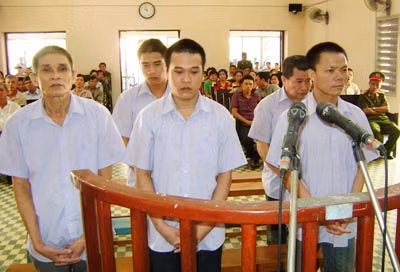 Huỳnh Văn Hồng Sơn (trái) cùng đồng bọn tại phiên tòa sơ thẩm.