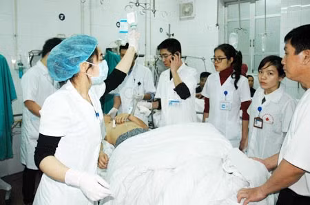 Một ca cấp cứu ở phòng khám Bệnh viện Việt Đức.