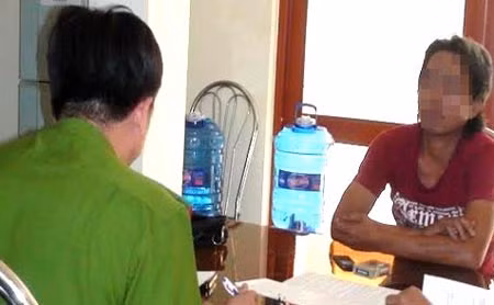 Cơ quan Công an lấy lời khai Thuận.