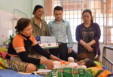Người dân và những nhà hảo tâm đến thăm hỏi, trao tiền giúp đỡ gia đình 2 cháu Hiếu và Trâm.