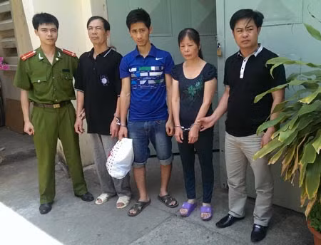 Ba đối tượng truy nã (đứng giữa ảnh) bị bắt giữ.