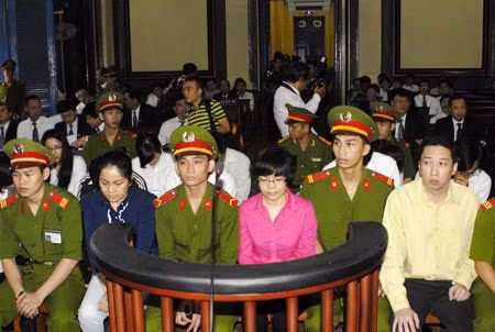 Bị cáo Võ Anh Tuấn, người bị VKS kháng nghị yêu cầu tăng án, Huyền Như (từ phải qua) và các đồng phạm tại phiên tòa sơ thẩm.