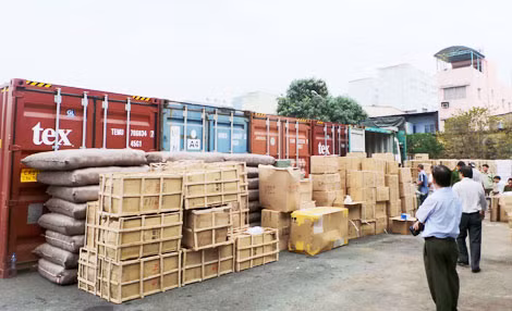 Các container hàng lậu bị bắt giữ.