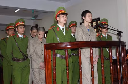 Các đối tượng tại phiên tòa.