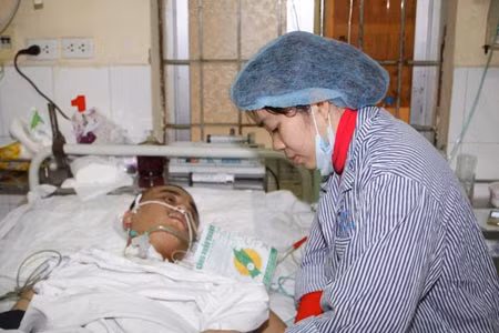 Trung úy Thắng đang được vợ chăm sóc tại Bệnh viện Việt Tiệp.