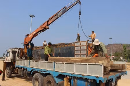 Số gỗ lậu trên xe tải BKS 88H-8425.