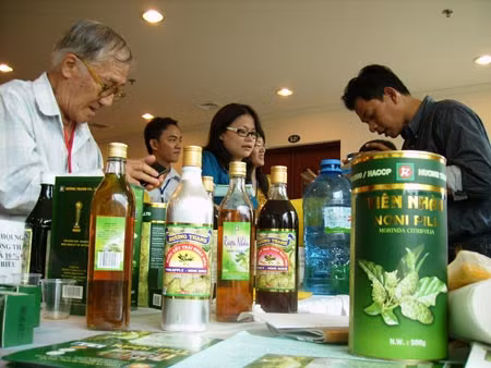 Một số sản phẩm thực phẩm chức năng của DN bán hàng đa cấp được trưng bày, giới thiệu tại một hội thảo.