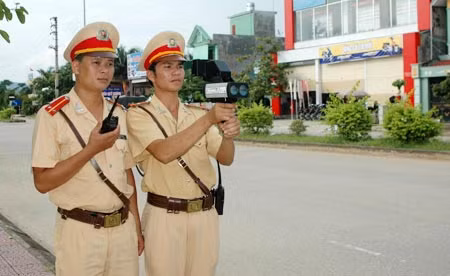 Lực lượng CSGT Công an tỉnh Điện Biên sử dụng máy bắn tốc độ.