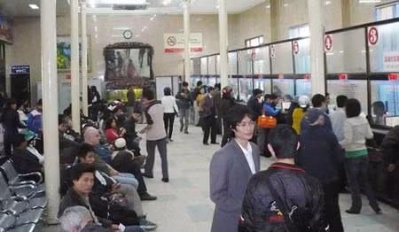 Để tránh mua phải vé tàu giả, hành khách cần vào tận ga để mua vé.