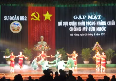 Tiết mục văn nghệ tại buổi gặp mặt truyền thống của 400 nữ cựu quân nhân Đoàn BB2.