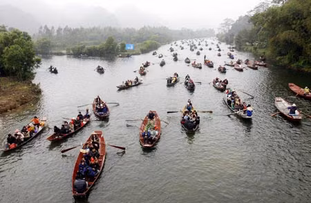 Từ sáng sớm ngày khai hội, chùa Hương đã đón hàng ngàn du khách.