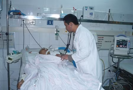 Bác sĩ Phạm Xuân Thắng - Bệnh viện Đa khoa Xanh Pôn Hà Nội thăm khám một bệnh nhân bị chấn thương sọ não.