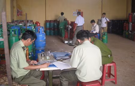 Thị trường gas còn bát nháo do vẫn tồn tại rất nhiều điểm sang chiết gas lậu.