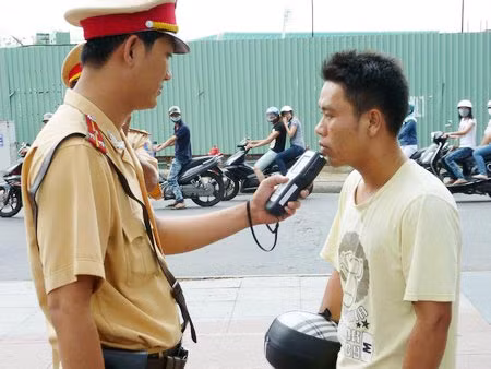 CSGT kiểm tra nồng độ cồn một người đi xe máy.