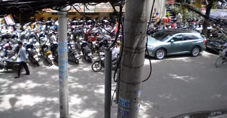Cảnh chiếm dụng lòng lề đường làm bãi giữ xe.